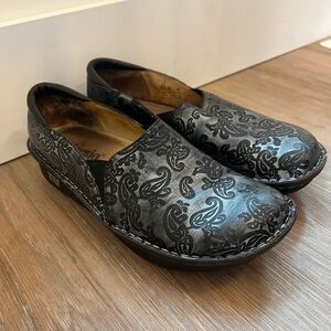 Alegria Debra Silver Embossed Paisley Professional Clogs Size 40 9 womens
